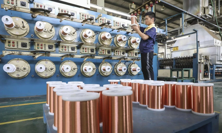 Một công nhân đang gia công dây đồng tại một xưởng ở TP Hoài An, tỉnh Giang Tô (miền đông Trung Quốc). Ảnh: SHUTTERSTOCK Thuế đối ứng có hiệu lực: Thị trường phản ứng tiêu cực; các nước cấp tập tìm giải pháp