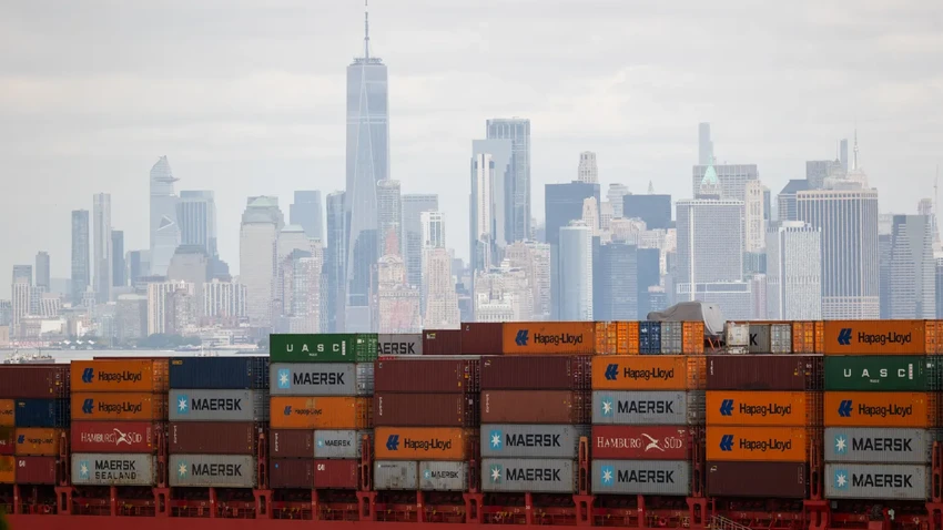 Một tàu container ngoài khơi quận Manhattan, TP New York (Mỹ). Ảnh: GETTY IMAGES Thuế đối ứng và sự khẩn trương của các ông lớn