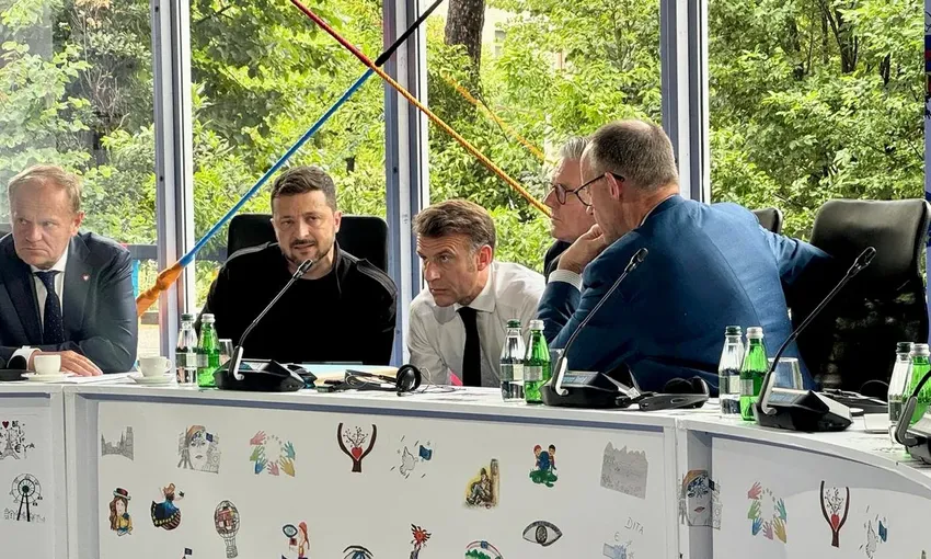 (từ trái sang) Thủ tướng Ba Lan Donald Tusk, Tổng thống Ukraine Volodymyr Zelensky, Tổng thống Pháp Emmanuel Macron, Thủ tướng Anh Keir Starmer và Thủ tướng Đức Friedrich Merz điện đàm với Tổng thống Mỹ Donald Trump sau khi đàm phán Nga-Ukraine kết thúc. Ảnh: TELEGRAM moscow-kiev-len-tieng-ve-dam-phan-nga-ukraine-o-tho-nhi-ky-1.jpeg