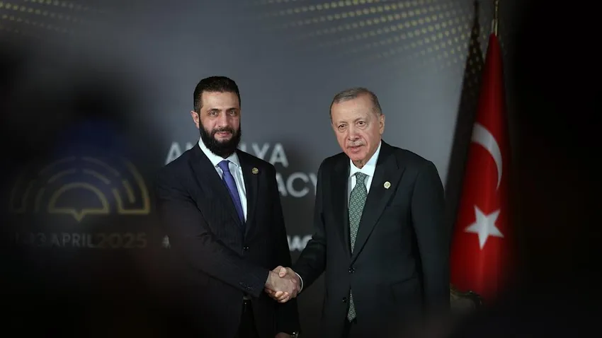 Tổng thống Thổ Nhĩ Kỳ Recep Tayyip Erdogan (phải) và Tổng thống lâm thời Syria Ahmad al-Sharaa gặp nhau tại Thổ Nhĩ Kỳ vào ngày 11-4. Ảnh: ANADOLU AGENCY Mỹ dỡ trừng phạt Syria: Chiến thắng lớn của Thổ Nhĩ Kỳ