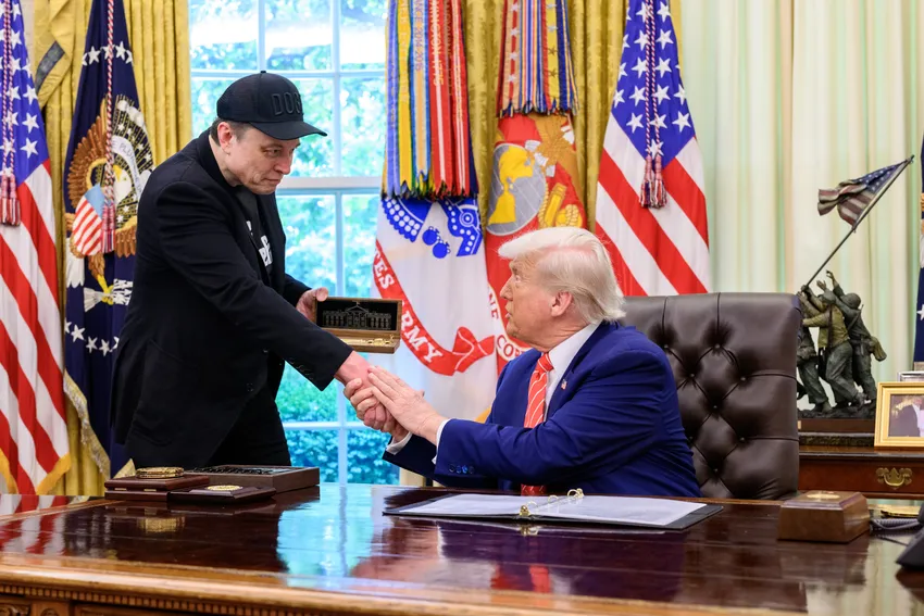 Tổng thống Mỹ Donald Trump (ngồi) và tỉ phú Elon Musk tại Nhà Trắng ngày 30-5. Ảnh: WHITE HOUSE Tỉ phú Musk gọi cho ông Trump trước khi bày tỏ hối tiếc vì đã 'quá lời'?
