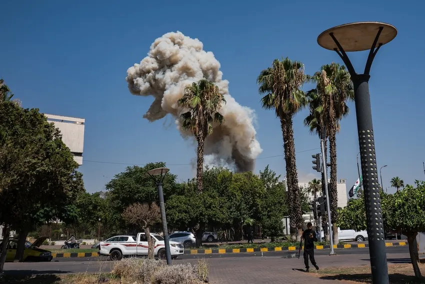 Các cuộc không kích của Israel nhằm vào trụ sở Bộ Quốc phòng Syria tại thủ đô Damascus (Syria) ngày 16-7. Ảnh: THE WASHINGTON POST Tương lai quan hệ Israel-Syria sau đòn không kích của Tel Aviv?