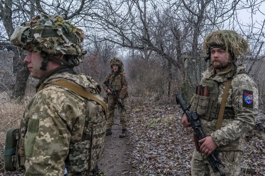 Lữ đoàn dù số 25 của quân đội Ukraine tuần tra ở TP Avdiivka (tỉnh Donetsk, miền đông Ukraine). Ảnh: THE NEW YORK TIMES Việc triển khai binh sĩ châu Âu ở Ukraine có thể diễn ra thế nào?