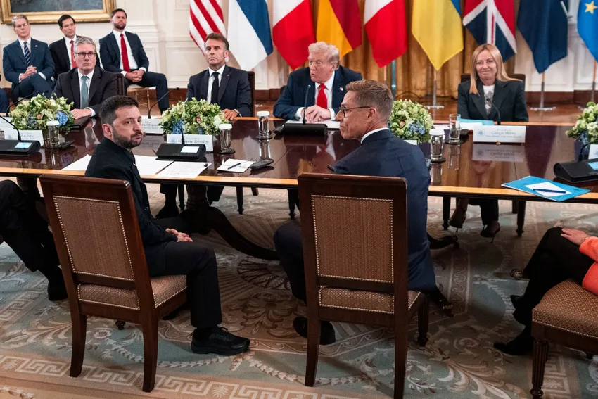 Tổng thống Mỹ Donald Trump tiếp Tổng thống Ukraine Volodymyr Zelensky và các nhà lãnh đạo châu Âu tại Nhà Trắng vào ngày 18-8. Ảnh: THE NEW YORK TIMES viec-trien-khai-binh-si-chau-au-o-ukraine-co-the-dien-ra-the-nao.jpg