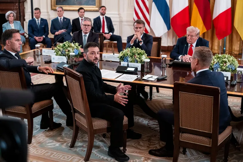 Tổng thống Ukraine Volodymyr Zelensky cùng Tổng thống Mỹ Donald Trump và các nhà lãnh đạo châu Âu tại Nhà Trắng hồi tháng 8. Ảnh: THE NEW YORK TIMES chau-au-truoc-noi-lo-bi-gat-sang-le-thuong-dinh-my-nga.jpg