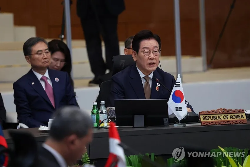 Tổng thống Hàn Quốc Lee Jae-myung phát biểu tại Hội nghị Cấp cao ASEAN - Hàn Quốc ở Malaysia ngày 27-10. Ảnh: YONHAP Hội nghị Cấp cao ASEAN ngày 2: Hợp tác để ứng phó rủi ro