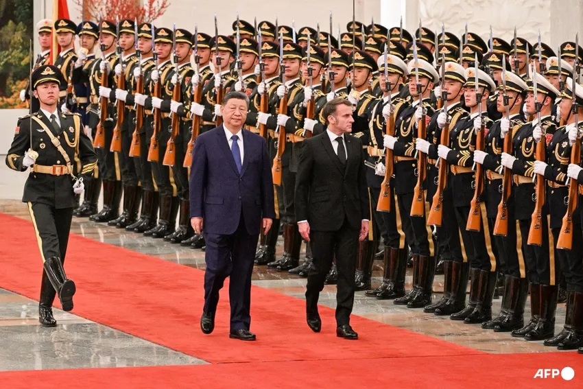 Chủ tịch Trung Quốc Tập Cận Bình (trái) tiếp Tổng thống Pháp Emmanuel Macron tại Đại lễ đường Nhân dân ở thủ đô Bắc Kinh (Trung Quốc) vào ngày 4-12. Ảnh: AFP/Adek Berry Lãnh đạo Nga và Pháp bận rộn công du, tranh thủ các ông lớn châu Á