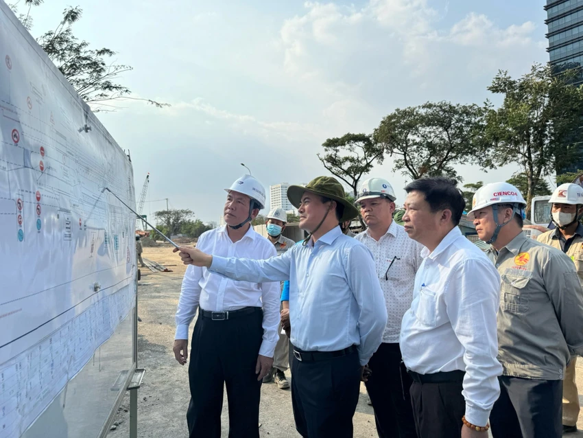 Phó Chủ tịch UBND TP.HCM Bùi Xuân Cường kiểm tra, đốc thúc tiến độ dự án xây dựng hầm chui Nguyễn Văn Linh - Nguyễn Hữu Thọ : ĐÀO TRANG Quoc lo 50.JPG