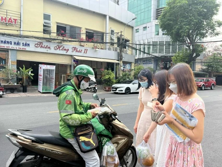 Sở GTVT TP yêu cầu chấn chỉnh tình trạng vi phạm trật tự an toàn giao thông của shipper. Ảnh minh họa: Đ.T Sở GTVT TP