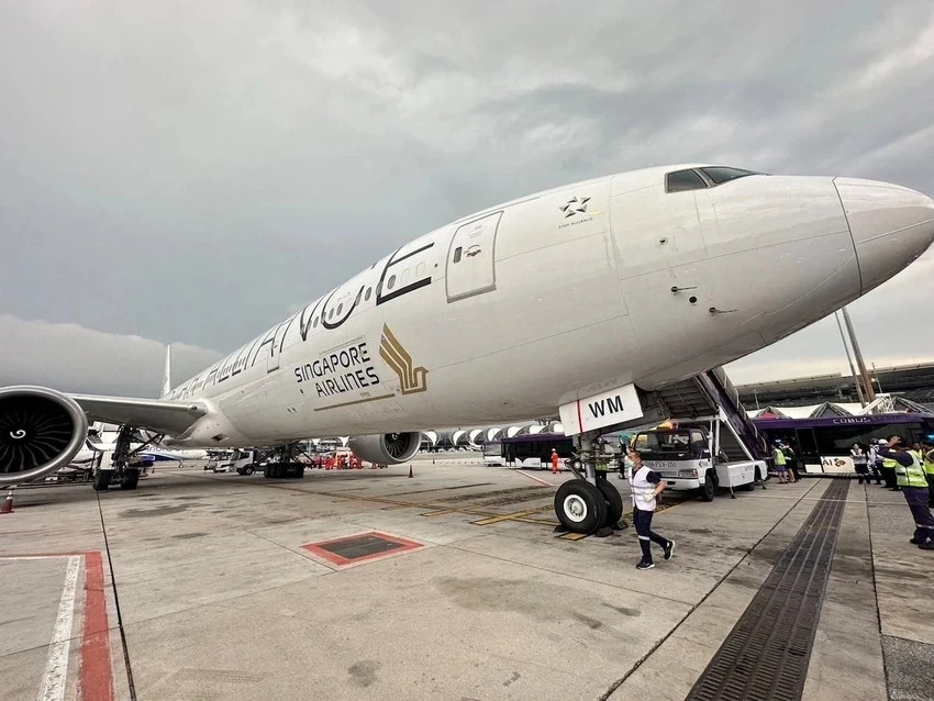 Chiếc máy bay của hãng hàng không Singapore Airlines trên đường băng sau khi hạ cánh khẩn cấp xuống Sân bay Quốc tế Suvarnabhumi ở thủ đô Bangkok (Thái Lan) chiều 21-5. Ảnh: REUTERS Phi Công nói về vụ nhiễu động