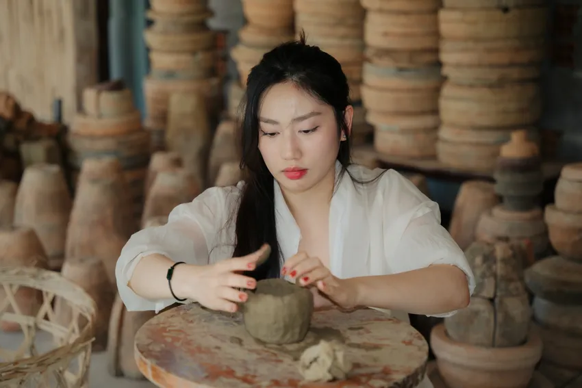 Du khách trải nghiệm làm gốm Lư Cấm ở Nha Trang Xưa. Ảnh: PHƯƠNG THẢO Quốc khánh 2-9.jpg