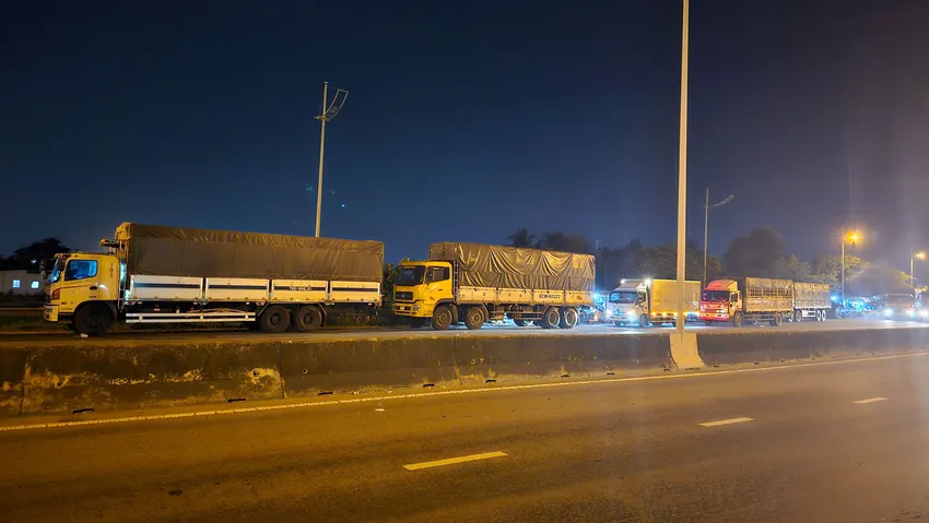 Các phương tiện dừng đỗ xếp hàng dài ngay đường dẫn vào cao tốc TP.HCM - Trung Lương. Ảnh:HD các phương tiện lấn chiếm hành lang an toàn cao tốc
