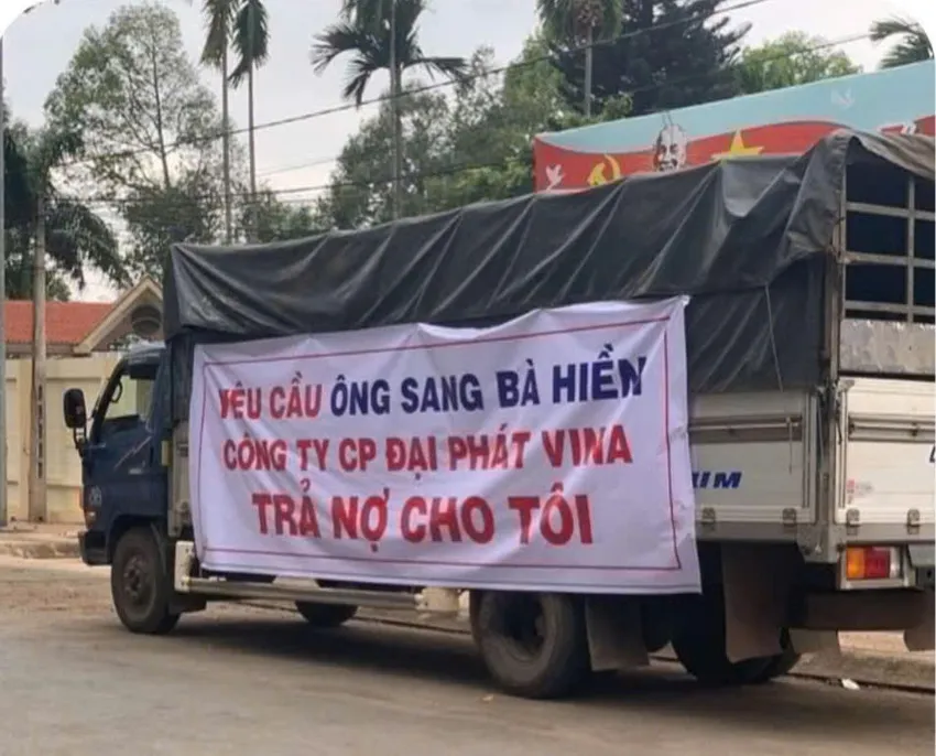 Hình ảnh từ camera cho thấy trước khi xảy ra vụ ẩu đả ngày 31-12-2024 thì vợ chồng Sang bị một nhóm người treo băng rôn đòi nợ trên xe chạy khắp thị trấn. Ảnh: TS 1000030007.jpg