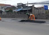 Đang khắc phục hư hỏng trên tuyến tránh BOT Cai Lậy ảnh 5 Khẩn trương dặm vá hư hỏng Quốc lộ 1 đoạn qua Tiền Giang