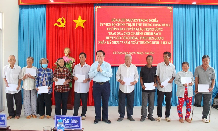 Ông Nguyễn Trọng Nghĩa - Ủy viên Bộ Chính trị, Bí thư Trung ương Đảng, Trưởng Ban Tuyên giáo Trung ương thăm, tặng quà gia đình chính sách. Trưởng Ban Tuyên giáo Trung ương thăm, tri ân gia đình chính sách dịp 27-7
