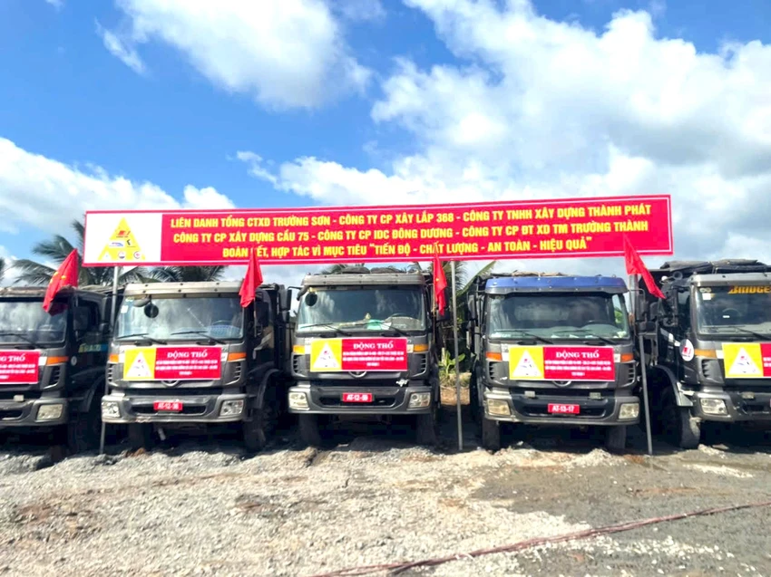 Nghi thức động thổ dự án. Ảnh: PV z5723041804195_aeef931224fa223f399278ecbd5fcac4.jpg
