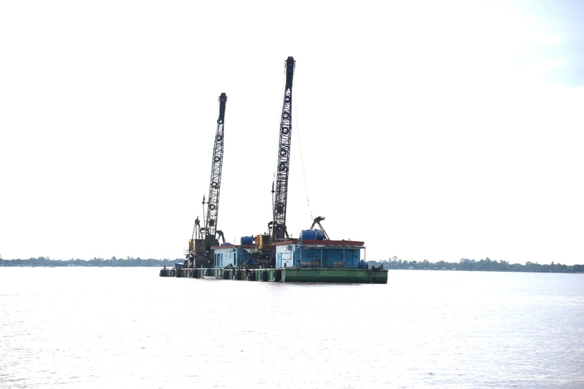 Trước đó, tỉnh Tiền Giang cũng đã tổ chức khởi công khai thác mỏ cát Hòa Hưng 5 trên sông Tiền, huyện Cái Bè phục vụ thi công dự án đường Vành đai 3 - TP.HCM. Mỏ cát vàm cái thia