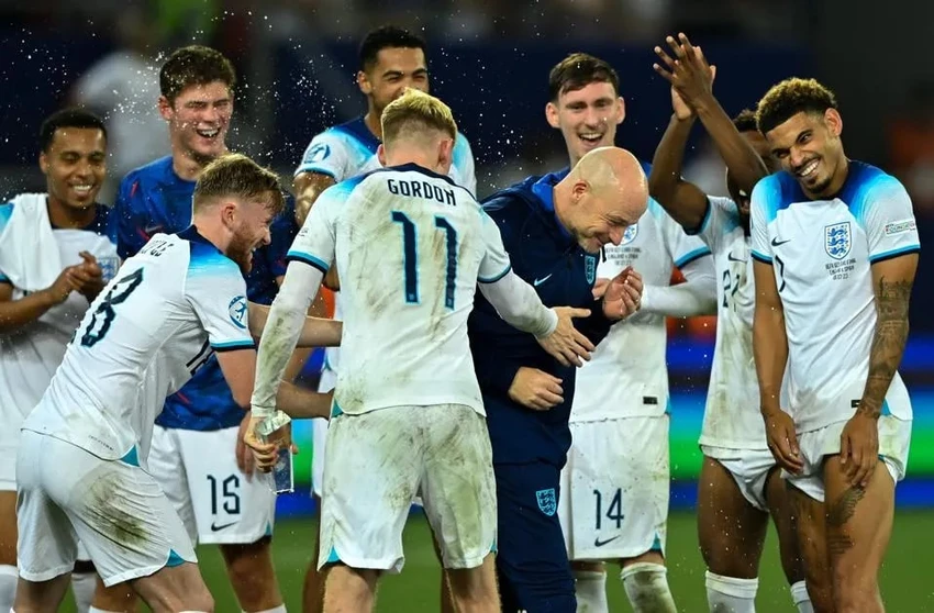 Ông thầy trẻ Carsley được xem là phù hợp thay thế HLV Southgate trên đội tuyển Anh. Ảnh: GETTY. hlv-moi-cua-doi-tuyen-anh-la-ai (4).jpg