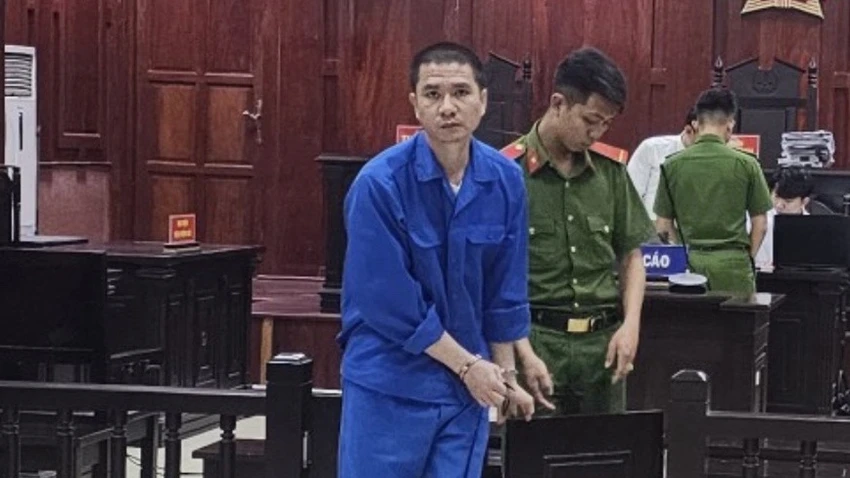 Bị cáo được dẫn giải đến phiên tòa. Ảnh: MINH NGUYỆT cạy két
