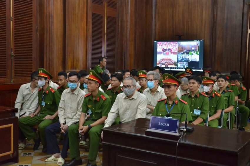 Các bị cáo trong đại án đăng kiểm tại tòa. Ảnh: SONG MAI bị cáo trong đại án đăng kiểm.jpg