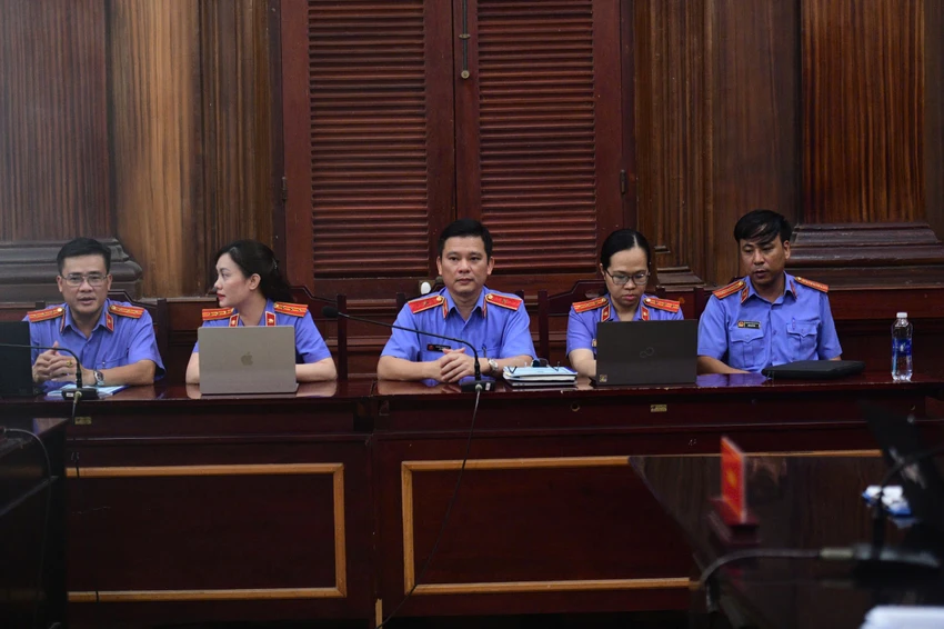 Đại diện VKSND TP.HCM tham gia phiên tòa xét xét xử Trương Mỹ Lan giai đoạn 2. Ảnh: NGUYỄN TIẾN Đại diện VKSND TP.HCM vụ Trương Mỹ Lan.jpg