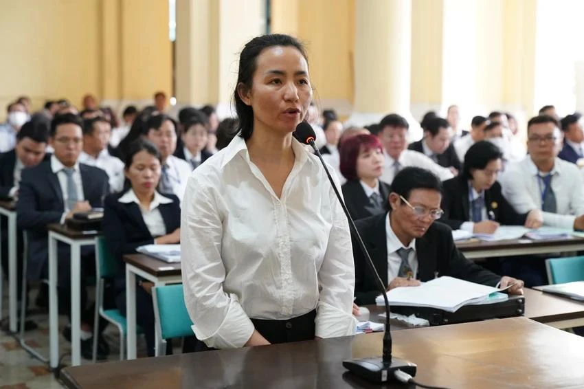 Bị cáo Trần Thị Mỹ Dung, cựu phó Tổng giám đốc SCB bị tòa án cấp sơ thẩm tuyên 16 năm tù ( ảnh tại phiên tòa sơ thẩm). Ảnh: TTBC tran-thi-my-dung.webp