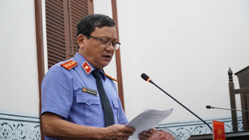 Đại diện VKSND TP.HCM nêu quan điểm giải quyết vụ án. Ảnh: NGUYỄN TIẾN dai-dien-vks-de-nghi-bac-toan-bo-yeu-cau-khoi-kien-cua-em-co-nsut-vu-linh.jpg