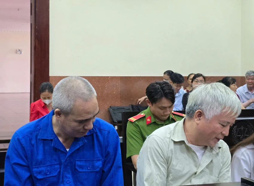 Các bị cáo tại tòa. bán đất nền