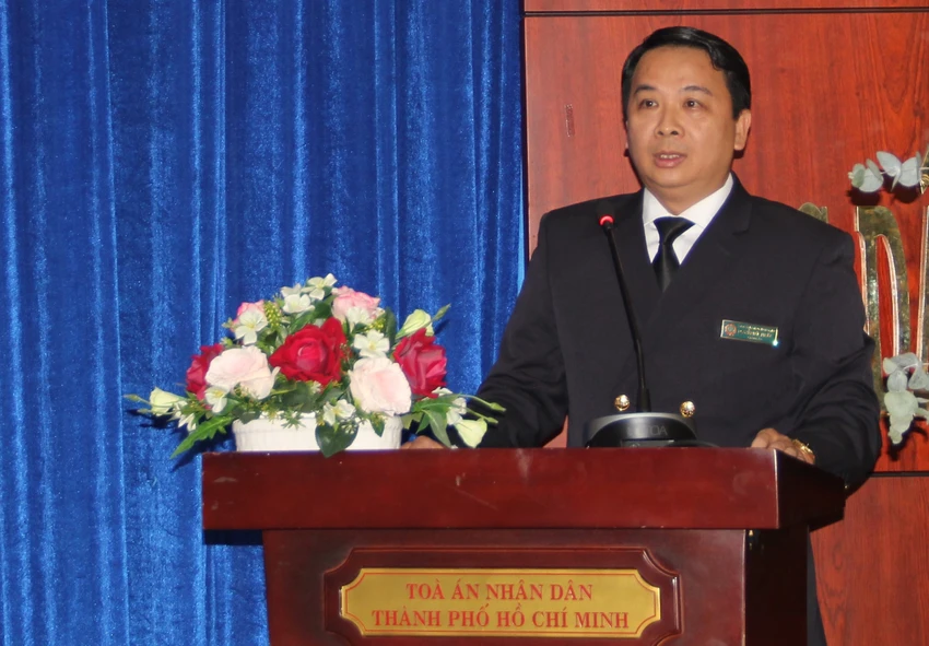 Chánh án TAND quận Bình Tân Nguyễn Đức Phước trình bày tham luận tại hội nghị. Ảnh: TRẦN LINH tand-quan-binh-tan-chu-dong-keo-giam-an-tam-dinh-chi-.JPG