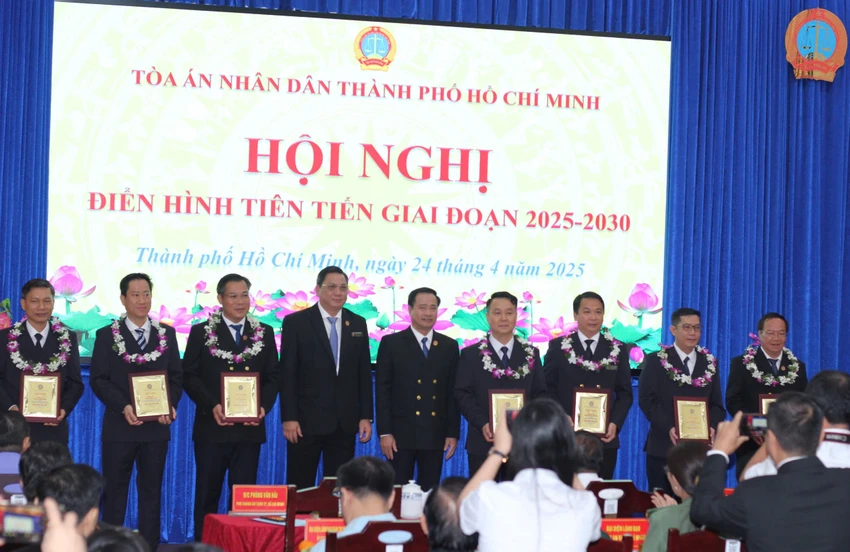 Các cá nhân điển hình tiên tiến giai đoạn 2020-2024 được vinh danh. Ảnh: TRẦN LINH tand-tp-hcm-vinh-danh-27-ca-nhan-va-6-tap-the-dien-hinh-tien-tien-11.jpg