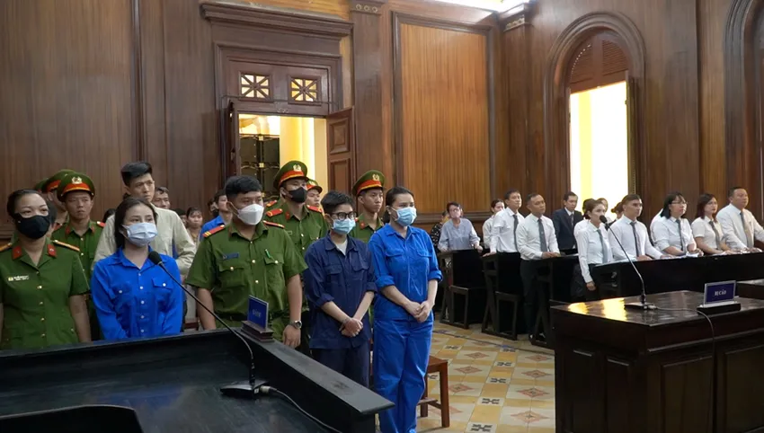Toàn cảnh phiên xét xử Hoài DJ và 8 đồng phạm mua bán trái phép bán ma túy "nước vui" từ Campuchia về Việt Nam. Ảnh: SONG MAI nu-dj-cam-dau-duong-day-mua-ban-ma-tuy-nuoc-vui-gom-tien-mua-nha-quan-1-1.jpg