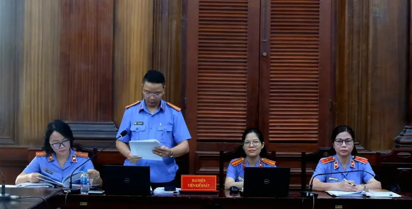Đại diện VKSND TP.HCM tham gia phiên tòa theo sự phân công của VKSND Tối cao. Ảnh: SONG MAI Phiếu Lý lịch tư pháp