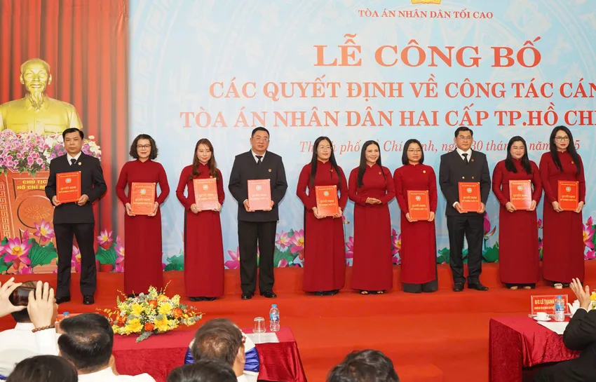 Buổi lễ đã công bố quyết định bổ nhiệm các Phó chánh án của 19 TAND khu vực - TP.HCM. Ảnh: THUẬN VĂN chum-anh-tand-tp-hcm-trao-quyet-dinh-19-chanh-an-tand-khu-vuc-tp-hcm-1.jpg