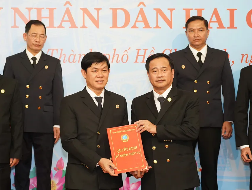 Ông Cao Thanh Hùng - Chánh án TAND khu vực 4 - TP.HCM. Ảnh: THUẬN VĂN chum-anh-tand-tp-hcm-trao-quyet-dinh-19-chanh-an-tand-khu-vuc-tp-hcm-10.jpg