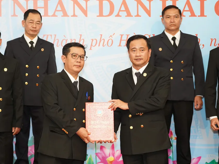 Ông Nguyễn Quang Huynh - Chánh án TAND khu vực 1 - TP.HCM. Ảnh: THUẬN VĂN chum-anh-tand-tp-hcm-trao-quyet-dinh-19-chanh-an-tand-khu-vuc-tp-hcm--11.jpg