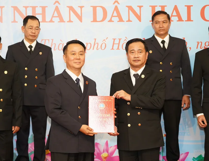 Ông Nguyễn Thành Vinh - Chánh án TAND khu vực 2 - TP.HCM. Ảnh: THUẬN VĂN chum-anh-tand-tp-hcm-trao-quyet-dinh-19-chanh-an-tand-khu-vuc-tp-hcm--12.jpg