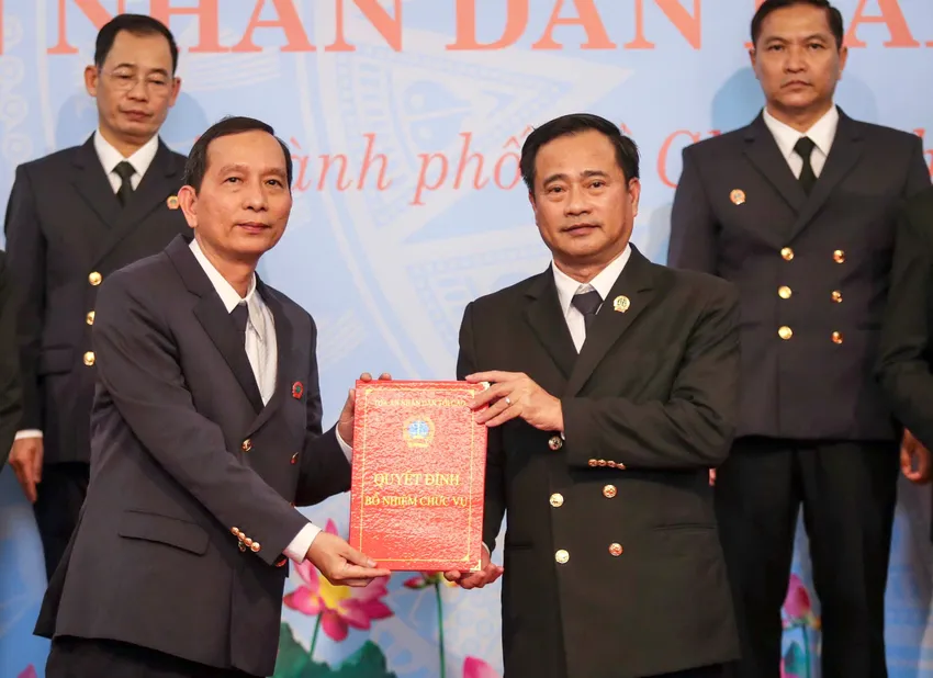 Ông Nguyễn Văn Bình - Chánh án TAND khu vực 7 - TP.HCM. Ảnh: THUẬN VĂN chum-anh-tand-tp-hcm-trao-quyet-dinh-19-chanh-an-tand-khu-vuc-tp-hcm-13.jpg