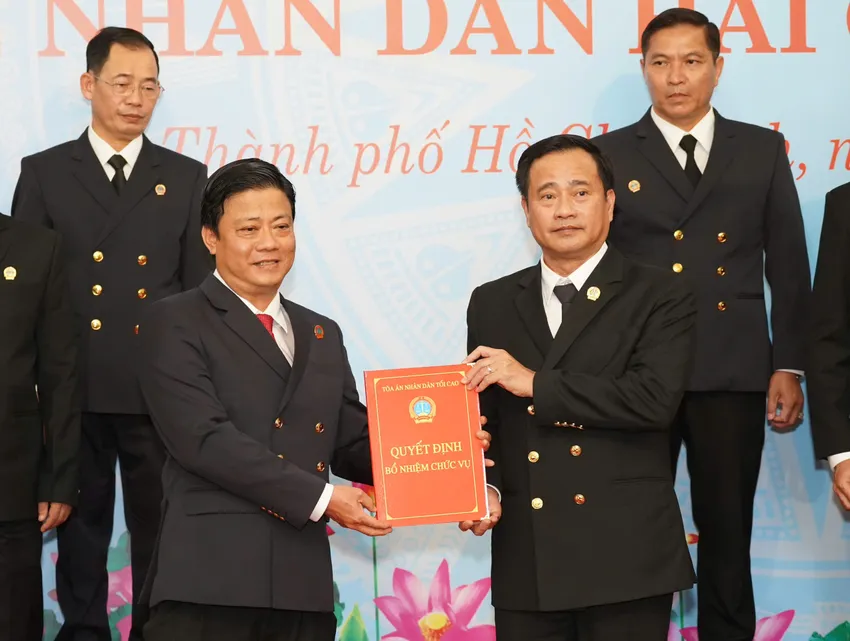Ông Cô Hồng Mười - Chánh án TAND khu vực 3 - TP.HCM. Ảnh: THUẬN VĂN chum-anh-tand-tp-hcm-trao-quyet-dinh-19-chanh-an-tand-khu-vuc-tp-hcm-13.jpg