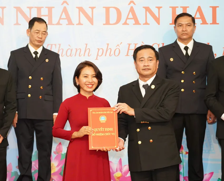 Bà Nguyễn Ngọc Thương - Chánh án TAND khu vực 8 - TP.HCM. Ảnh: THUẬN VĂN chum-anh-tand-tp-hcm-trao-quyet-dinh-19-chanh-an-tand-khu-vuc-tp-hcm-4.jpg