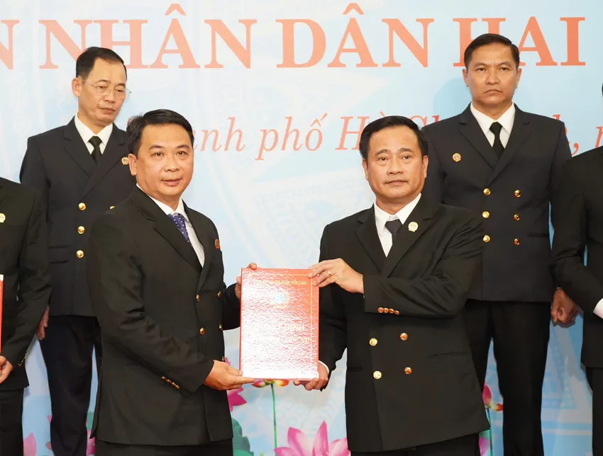 Ông Nguyễn Đức Phước - Chánh án TAND khu vực 9 - TP.HCM. Ảnh: THUẬN VĂN chum-anh-tand-tp-hcm-trao-quyet-dinh-19-chanh-an-tand-khu-vuc-tp-hcm-5.jpg