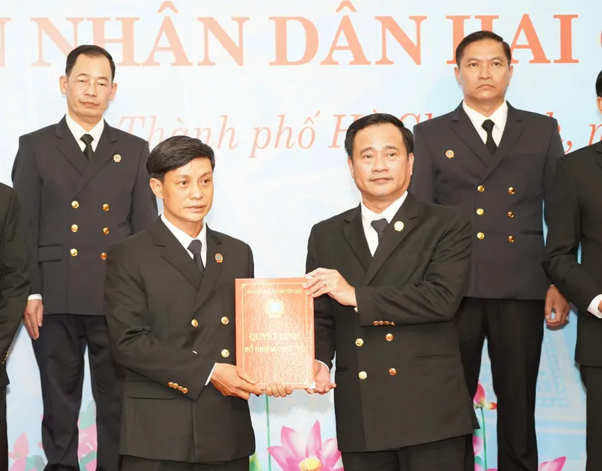 Ông Nguyễn Văn Thanh - Chánh án TAND khu vực 10 - TP.HCM. Ảnh: THUẬN VĂN chum-anh-tand-tp-hcm-trao-quyet-dinh-19-chanh-an-tand-khu-vuc-tp-hcm-6.jpg