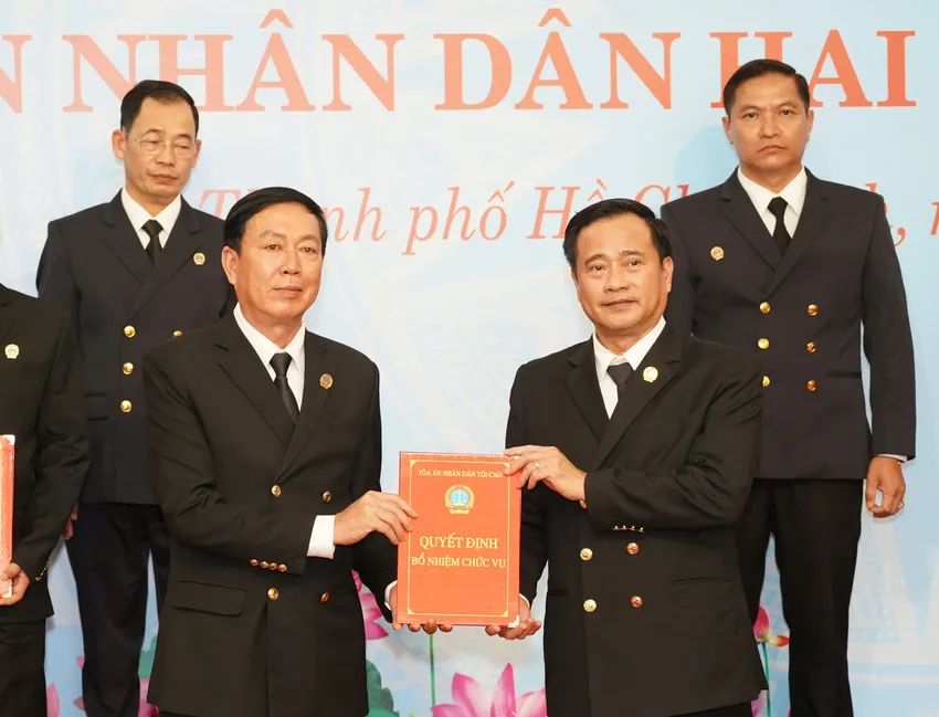 Ông Huỳnh Thạch Vũ - Chánh án TAND khu vực 6 - TP.HCM. Ảnh: THUẬN VĂN chum-anh-tand-tp-hcm-trao-quyet-dinh-19-chanh-an-tand-khu-vuc-tp-hcm-7.jpg