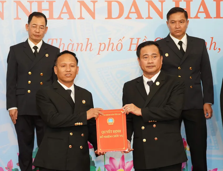 Ông Phạm Tuấn Anh - Chánh án TAND khu vực 5 - TP.HCM. Ảnh: THUẬN VĂN chum-anh-tand-tp-hcm-trao-quyet-dinh-19-chanh-an-tand-khu-vuc-tp-hcm-.jpg