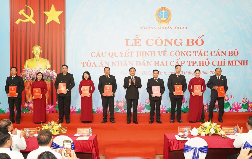 Trao quyết định bổ nhiệm 9 Phó chánh án TAND TP.HCM mới. Ảnh: THUẬN VĂN cong-bo-9-pho-chanh-an-tand-tp-hcm-moi-va-19-chanh-an-tand-khu-vuc-1.jpg