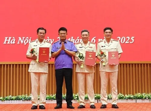Ông Nguyễn Huy Tiến, Viện trưởng VKSND Tối cao trao quyết định thành lập Viện Công tố và Kiểm sát xét xử phúc thẩm tại Hà Nội, Đà Nẵng, TP.HCM. Ảnh: BT VKSND-Toi-cao.jpeg