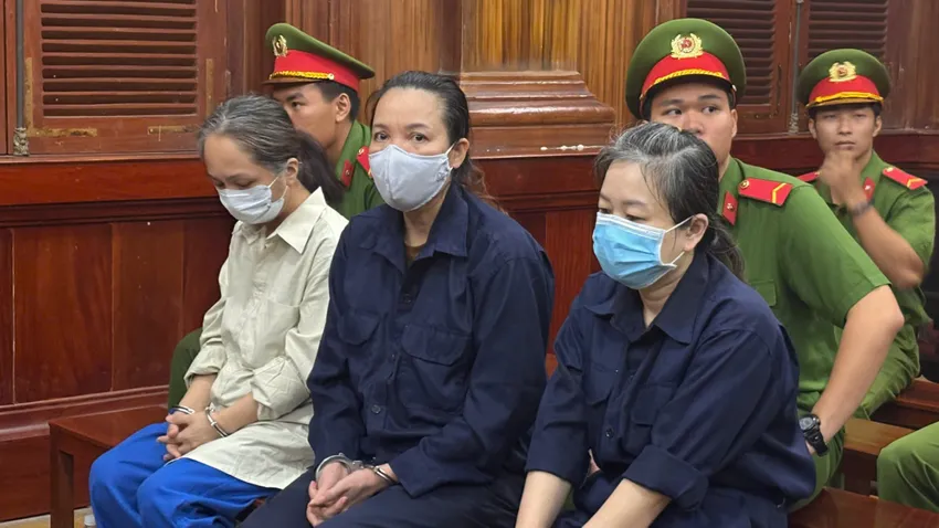 Bị cáo Giáp Thị Sông Hương (giữa) tại phiên tòa ngày 15-8. Ảnh: SONG MAI Mái ấm Hoa Hồng