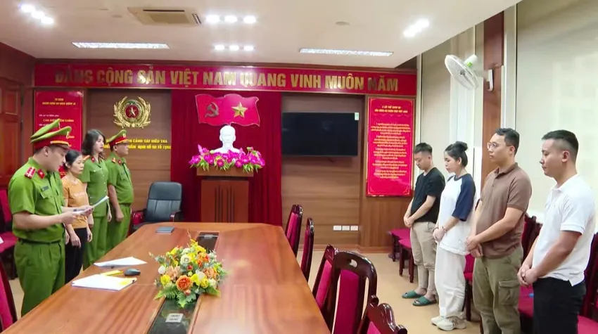 Các bị can tại thời điểm khởi tố, bắt tạm giam. Ảnh cắt từ clip Lê Thành Công khai lý do sản xuất kẹo Kera để tặng hoa hậu Thùy Tiên