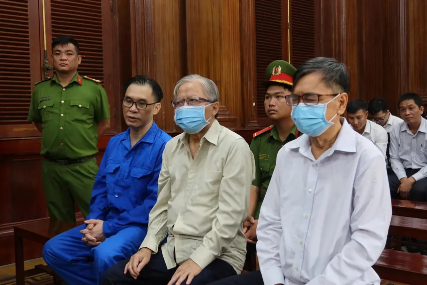 3 bị cáo tại phiên tòa sơ thẩm. Ảnh: TRẦN MINH bi-cao-dinh-truong-chinh-bi-buoc-nop-lai-970-ti-dong-sau-khi-thau-tom-4-khu-dat-vang--3.jpg