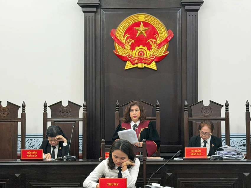 HĐXX tuyên án vụ tranh chấp di sản cố diễn viên Đức Tiến. Ảnh: TRẦN MINH toa-ra-phan-quyen-vu-tranh-chap-di-san-co-dien-vien-duc-tien-1.jpg