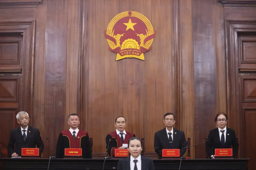 HĐXX vụ vi phạm quy định về quản lý, sử dụng tài sản nhà nước gây thất thoát, lãng phí liên quan hai cựu lãnh đạo Báo Thanh niên. Ảnh: SONG MAI Nguyễn Công Khế